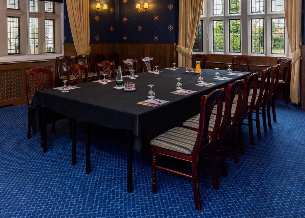 Rogerthorpe Manor Hotel Понтефракт Экстерьер фото