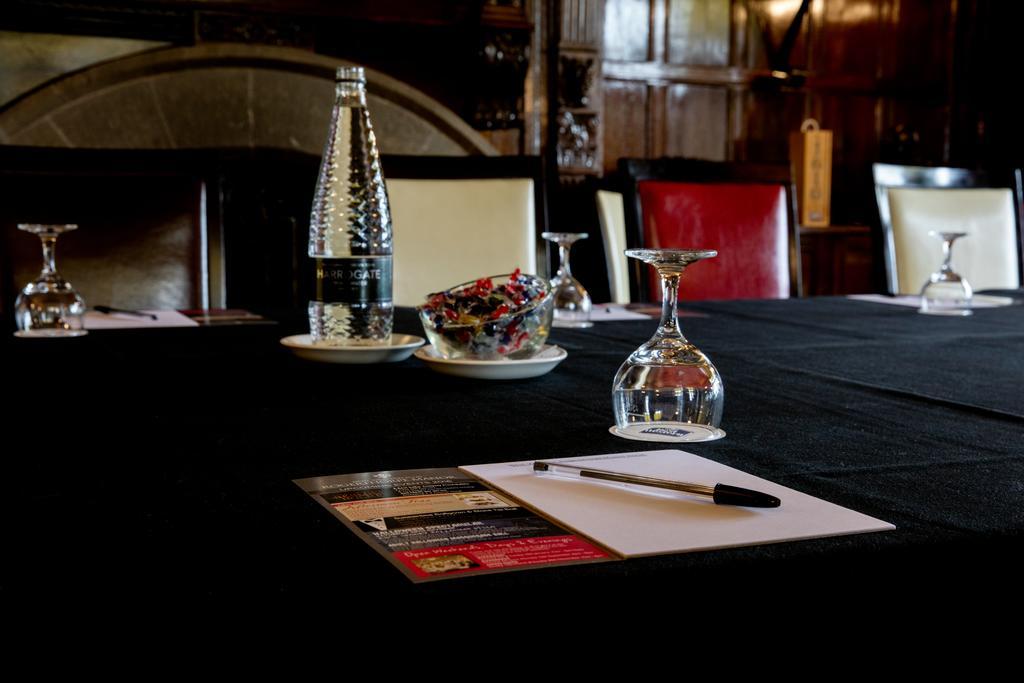 Rogerthorpe Manor Hotel Понтефракт Экстерьер фото