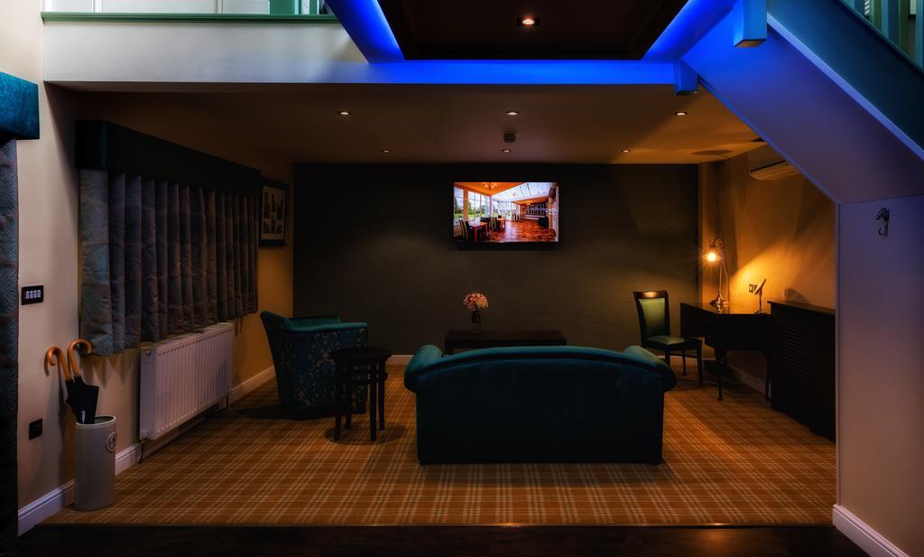Rogerthorpe Manor Hotel Понтефракт Экстерьер фото
