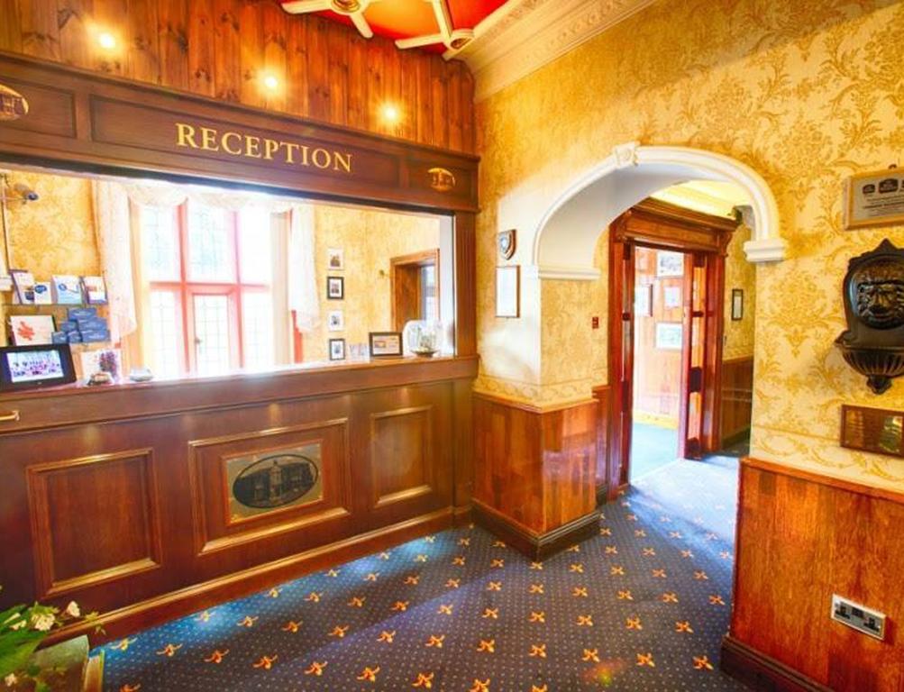 Rogerthorpe Manor Hotel Понтефракт Экстерьер фото