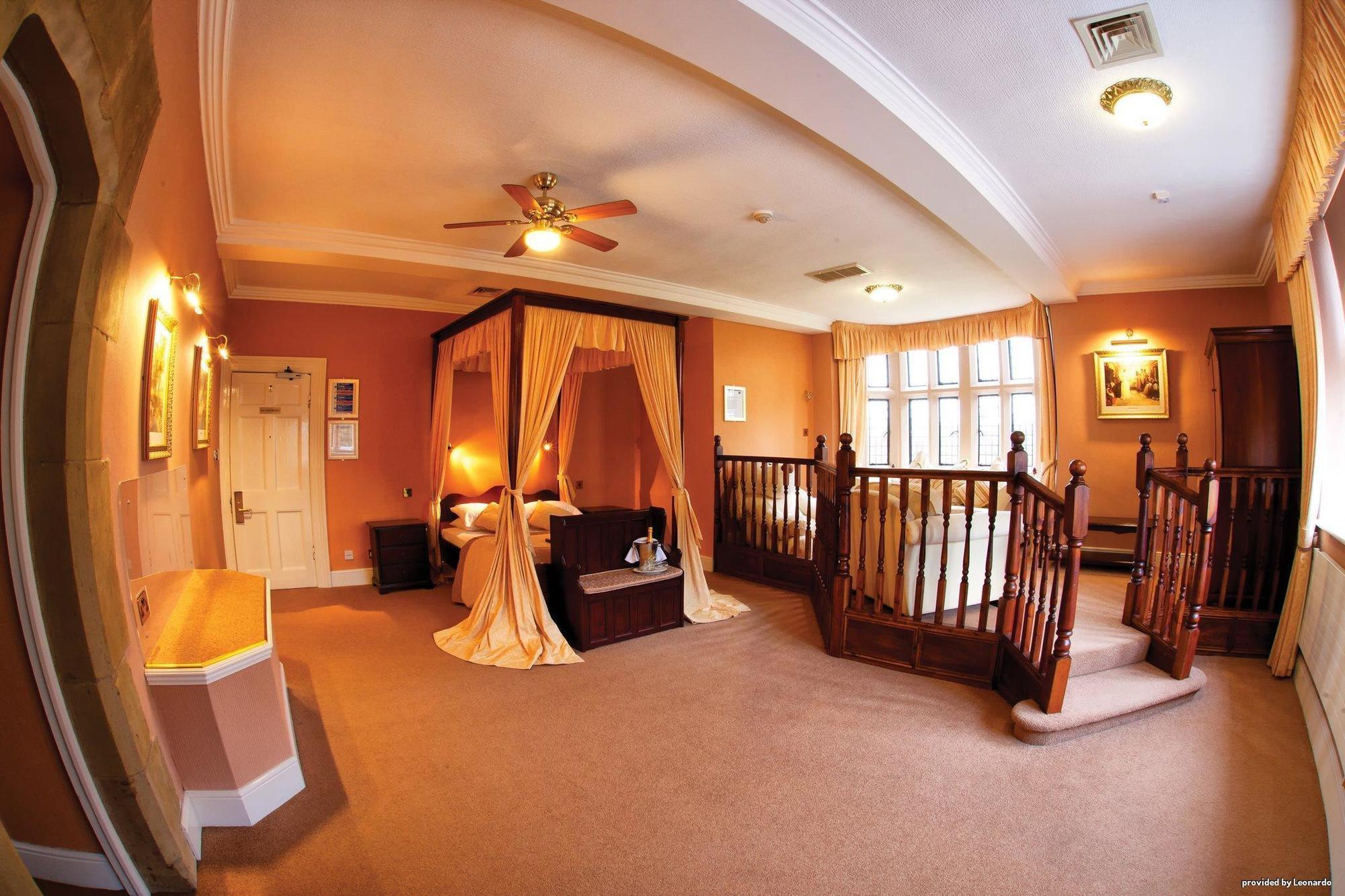 Rogerthorpe Manor Hotel Понтефракт Номер фото